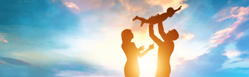 Glückliche Familie zusammen draußen bei Sonnenuntergang